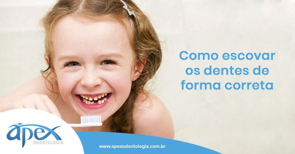 Ao fundo da imagem, há uma criança sorrindo com a escova na mão.
