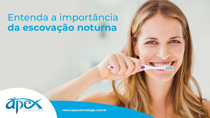 A imagem mostra uma mulher escovando os dentes.