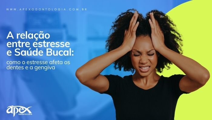 A imagem mostra uma mulher com expressão de dor, pressionando as mãos contra a cabeça. O fundo é azul, destacando seu desconforto, possivelmente relacionado ao estresse.